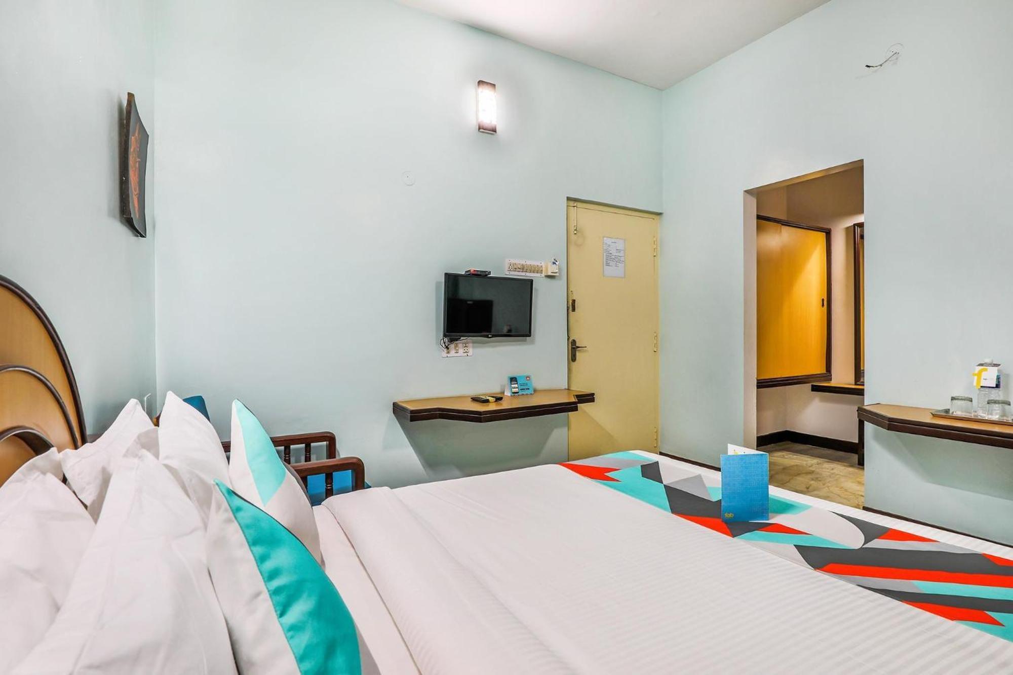 Fabexpress Santhi Inn - 500 Meters From Promenade Beach Пондичерри Экстерьер фото